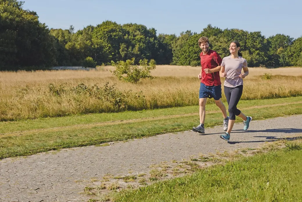 Хора, които тичат в парк