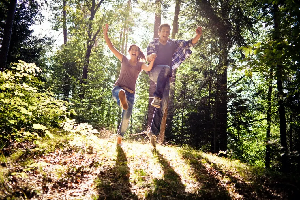 Щастлива двойка на разходка в гората