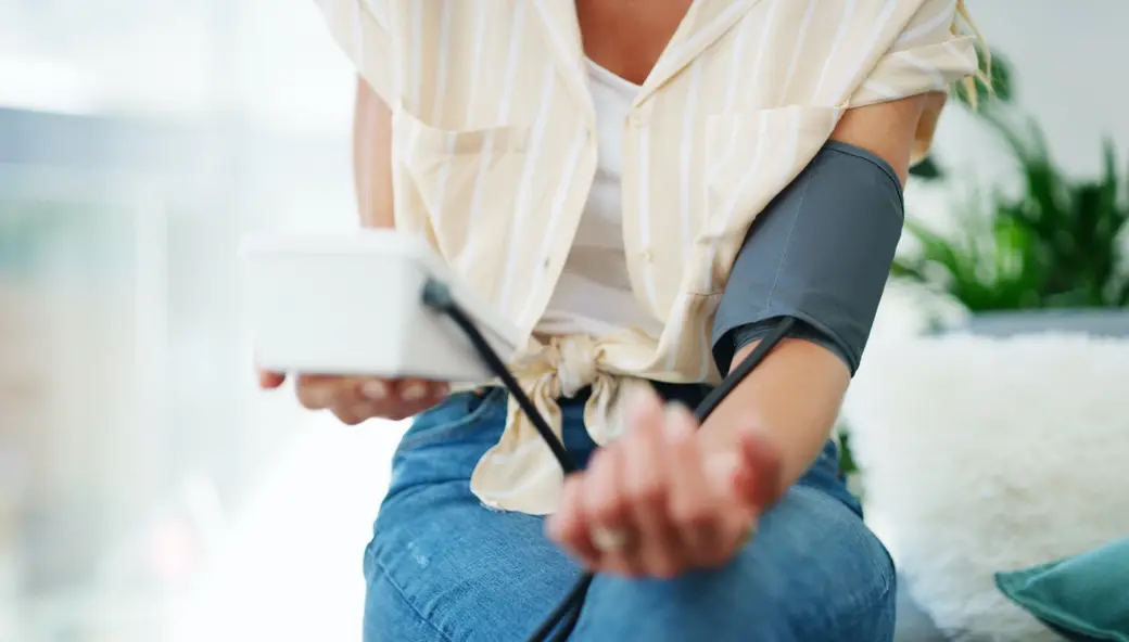 Жена, която си мери кръвното налягане