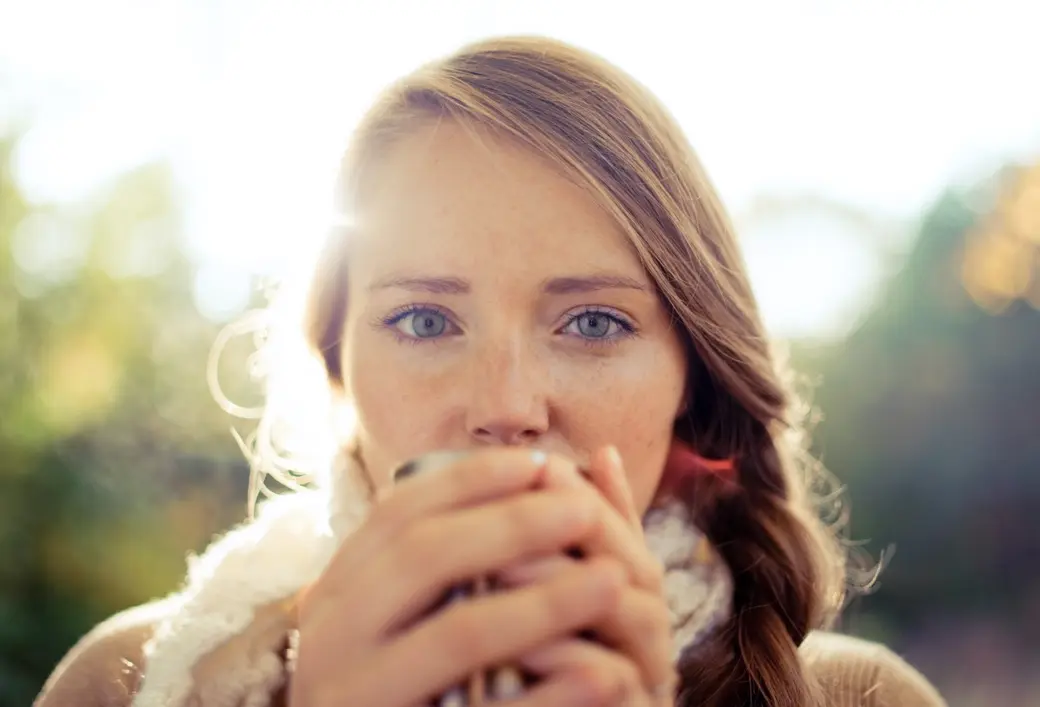 Жена, която пие чай