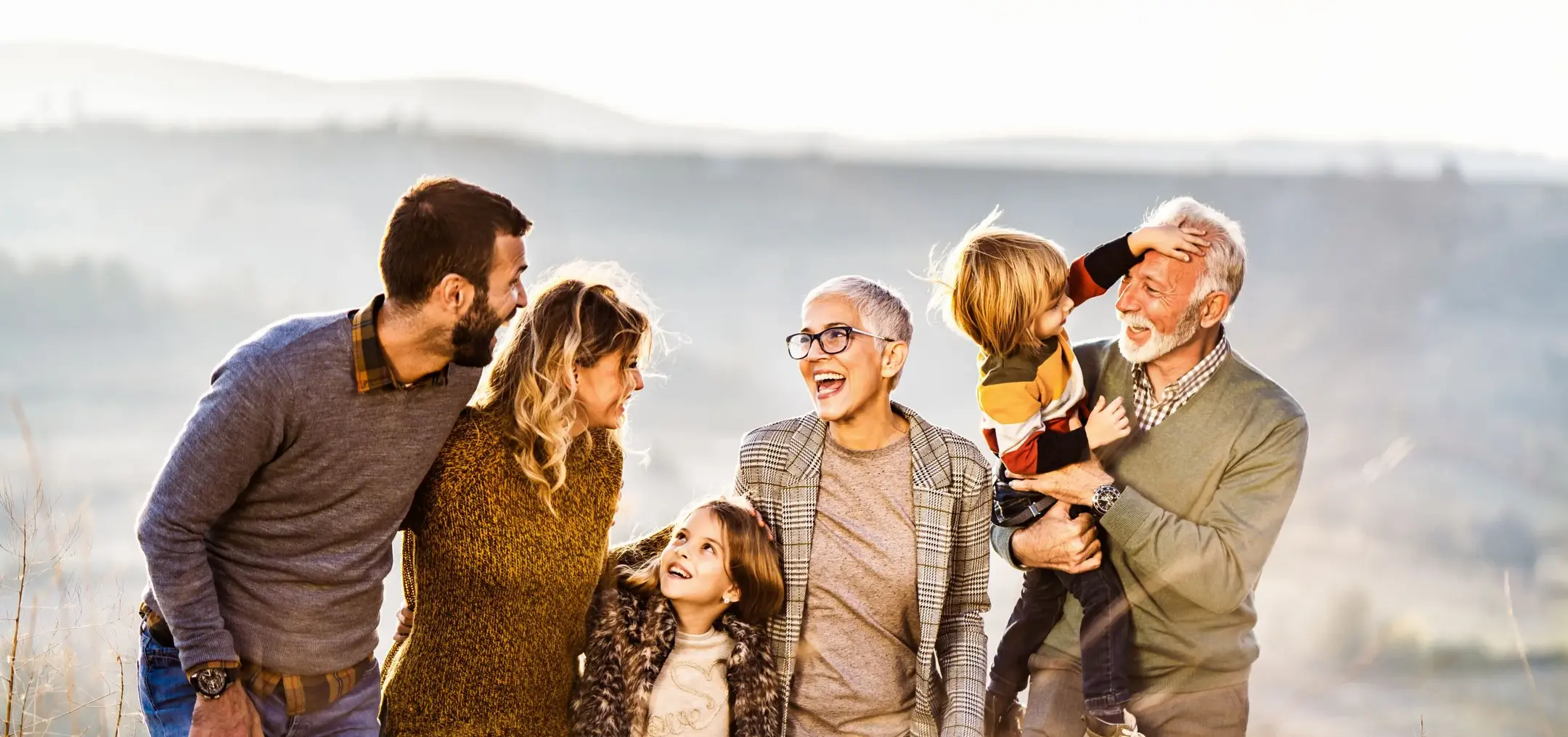 Семейство върви сред природата и се усмихват